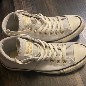 Woman’s High top Converse size 8.5